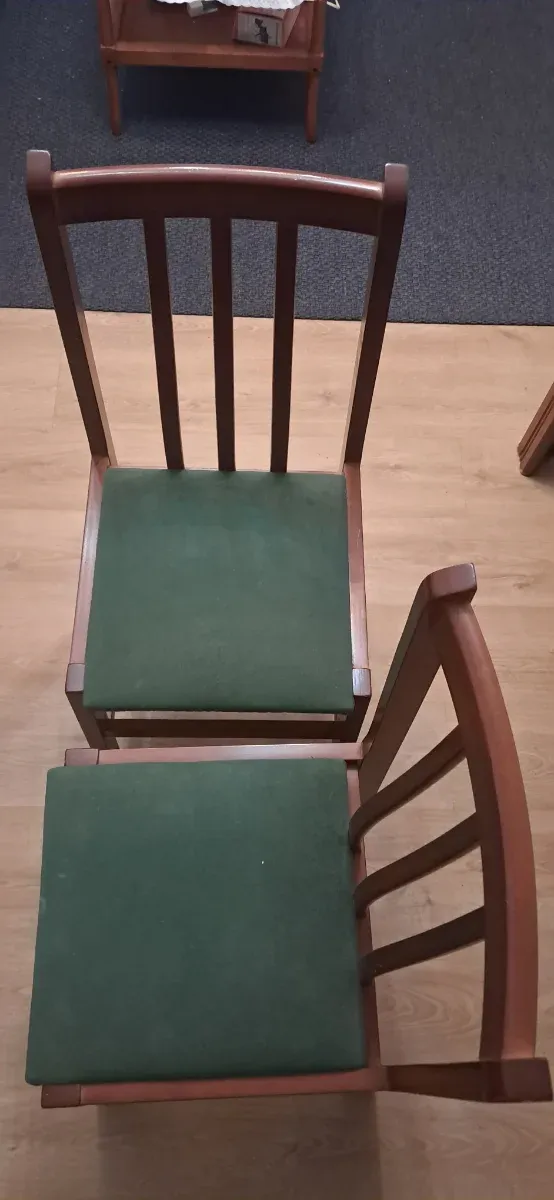 Sillas de madera con asiento de tela