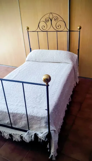 Cama antigua forja azul y dorada