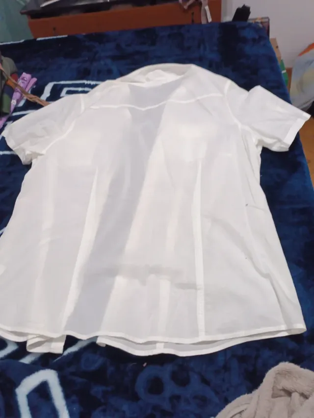 Blusa blanca de manga corta