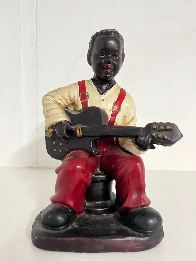 Figura niño tocando guitarra