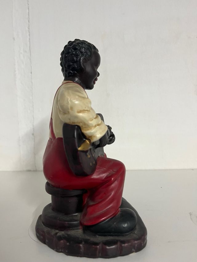 Figura niño tocando guitarra