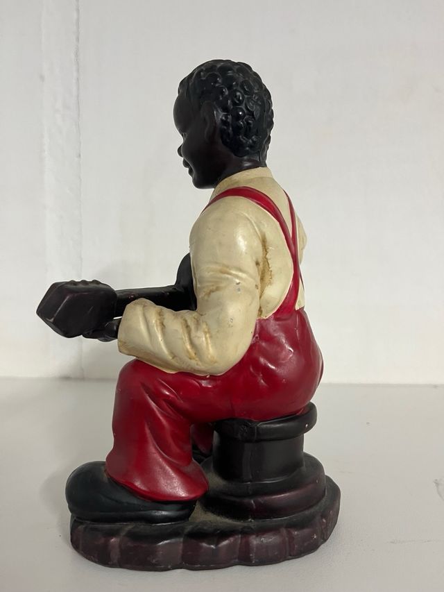 Figura niño tocando guitarra