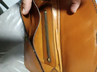 Borsello in pelle marrone con chiusura dorata