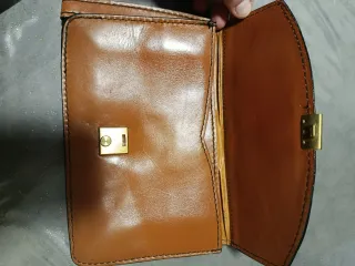 Borsello in pelle marrone con chiusura dorata