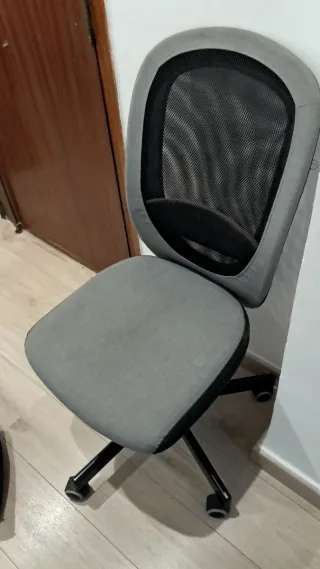 Silla de escritorio gris y negra