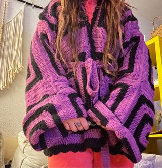 Chaqueta crochet morada y negra talla única