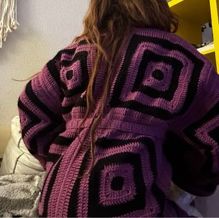 Chaqueta crochet morada y negra talla única