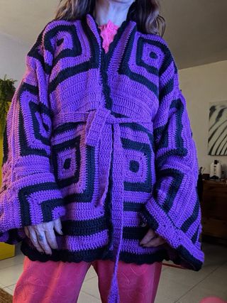 Chaqueta crochet morada y negra talla única