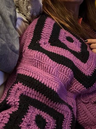 Chaqueta crochet morada y negra talla única