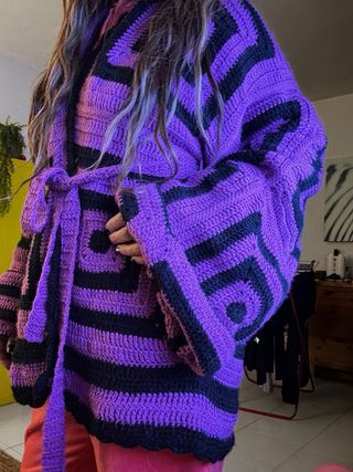 Chaqueta crochet morada y negra talla única