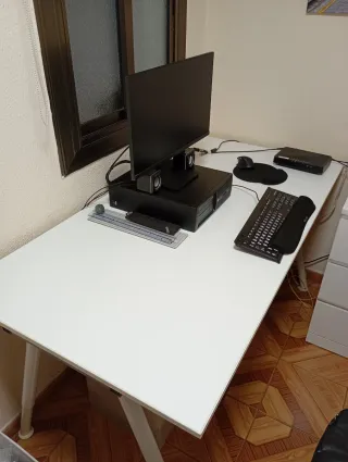 Mesa de escritorio blanca de Ikea.