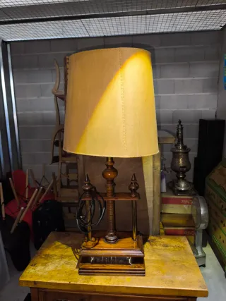 Lámpara vintage madera y metal imitación prensa