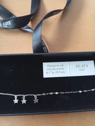 Pulsera de plata con estrellas.