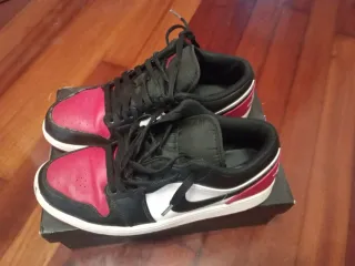 Zapatillas Jordan Negras y Rojas