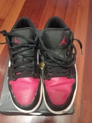 Zapatillas Jordan Negras y Rojas