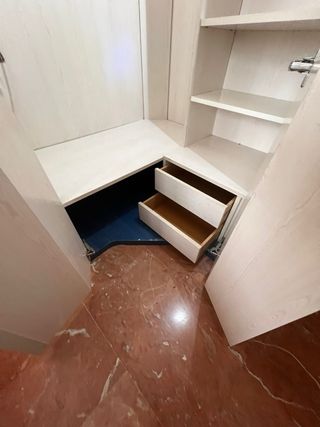 Armario esquinero + cajonera + estanterías