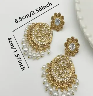 Pendientes dorados con perlas y pedrería