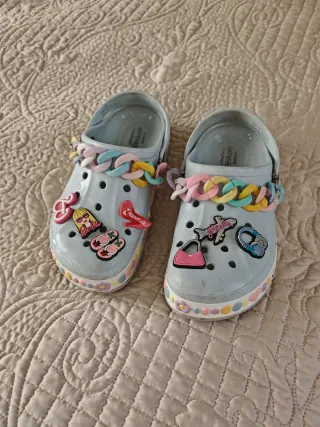 Crocs niña J2 azul multicolor