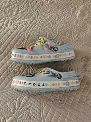 Crocs niña J2 azul multicolor