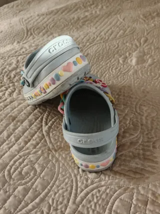 Crocs niña J2 azul multicolor