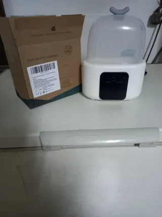 Calienta biberones, con capacidad para dos.