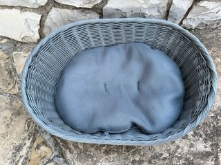 Cama mimbre perro gris