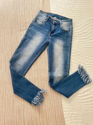Pantalón vaquero desflecado.