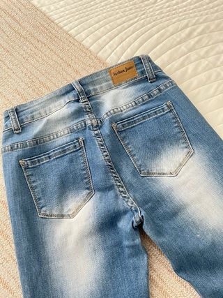 Pantalón vaquero desflecado.