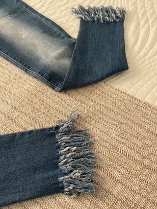 Pantalón vaquero desflecado.