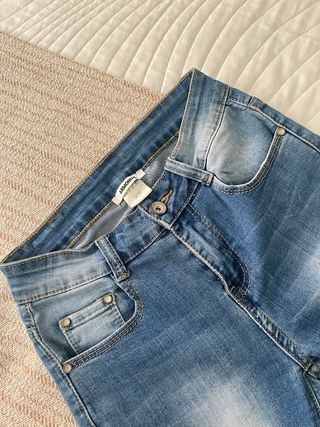 Pantalón vaquero desflecado.