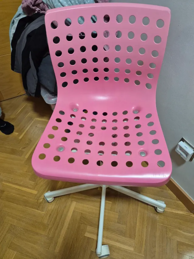 Sedia per bambini rosa con ruote