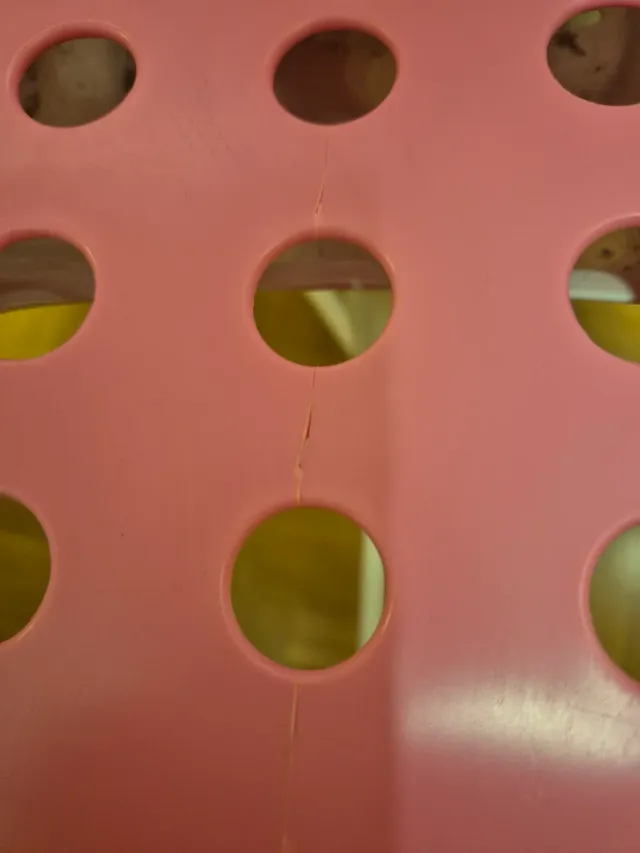 Sedia per bambini rosa con ruote