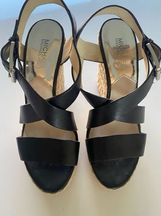 Sandalias Michael Kors Negras y Plateadas