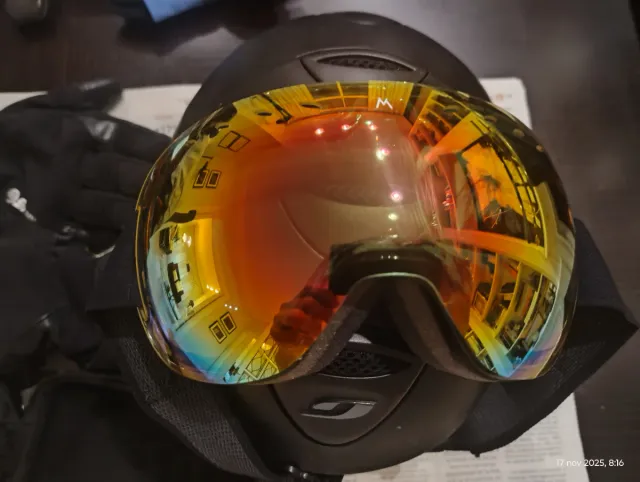 Casco, gafas y guantes de esquiar