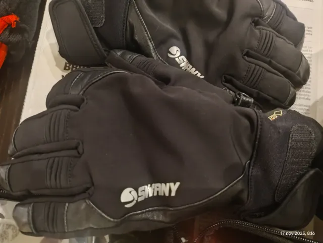 Casco, gafas y guantes de esquiar