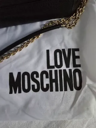 Borsetta Love Moschino nera con dettagli oro