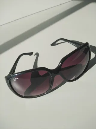 Gafas de sol Ray-Ban negras y moradas