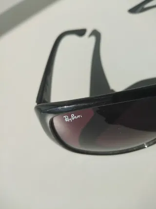 Gafas de sol Ray-Ban negras y moradas