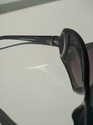 Gafas de sol Ray-Ban negras y moradas