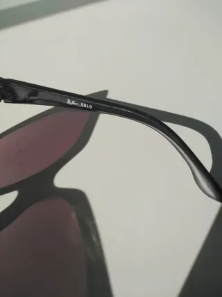 Gafas de sol Ray-Ban negras y moradas