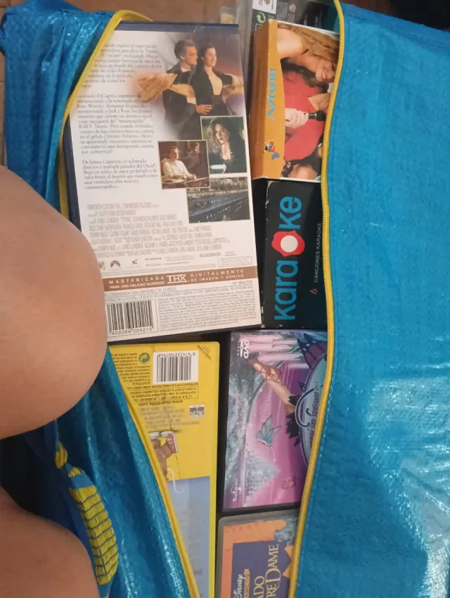 Lote de DVDs y VHS infantiles