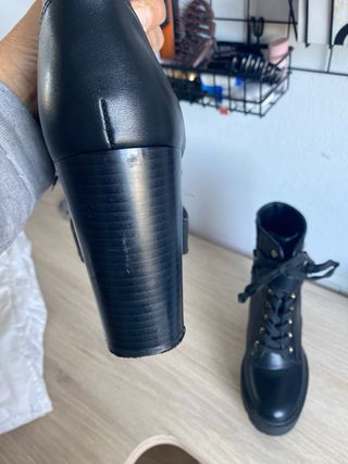 Botas negras con cordones