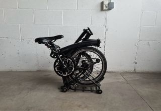 Bicicleta eléctrica plegable tipo Brompton