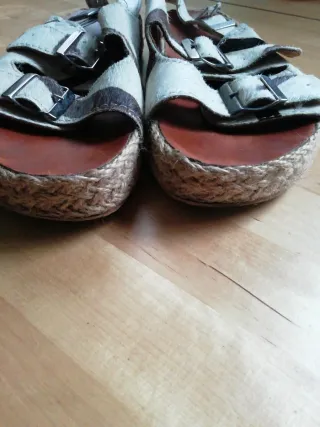 Sandalias Beige y Marrón con Hebillas