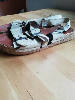 Sandalias Beige y Marrón con Hebillas