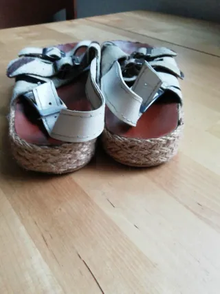 Sandalias Beige y Marrón con Hebillas