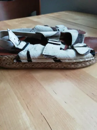 Sandalias Beige y Marrón con Hebillas