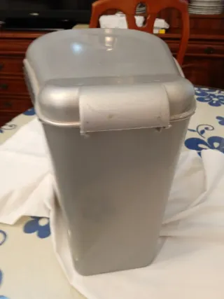 Papelera gris con pedal