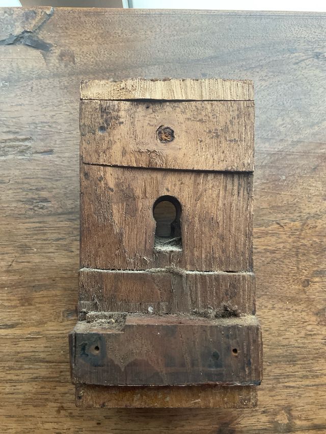 Antica bocchetta legno fregio XVII. boccachiave