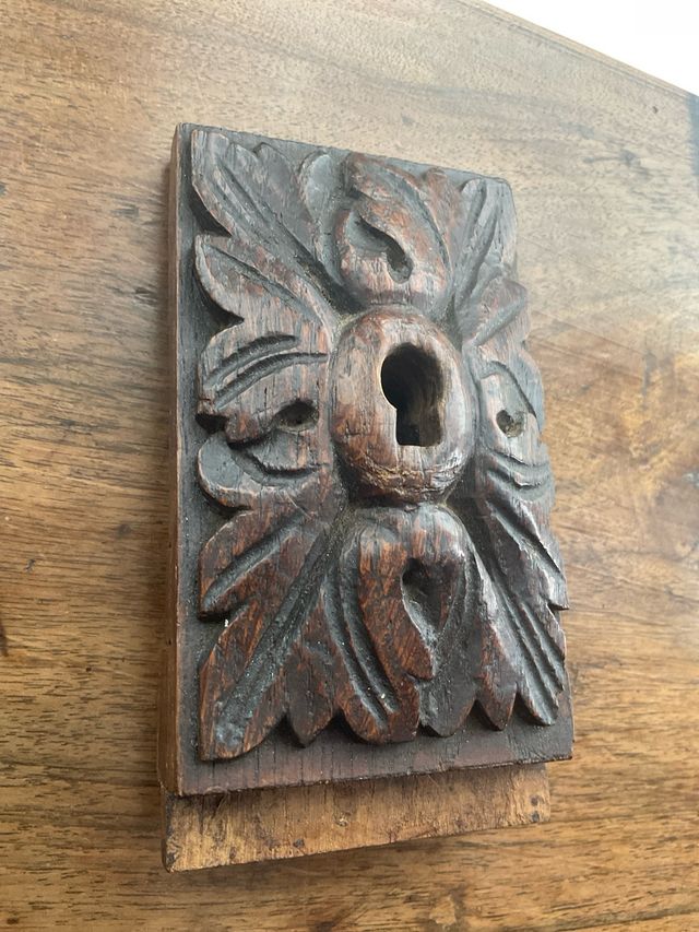 Antica bocchetta legno fregio XVII. boccachiave